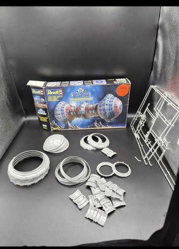 Plastic model kit sci fi - plastic,