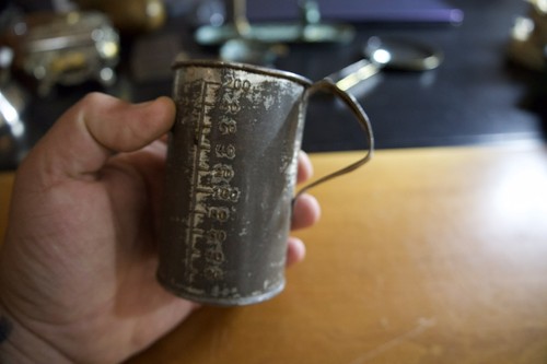 Alter messbecher 200 - alter, metall