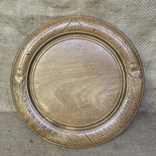 Rundes geschnitztes Brotbrett