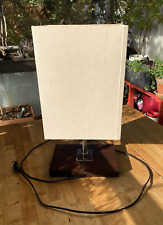 Tischlampe mit braunem Holzstandfuß und Leinenschirm,  50 cm hoch