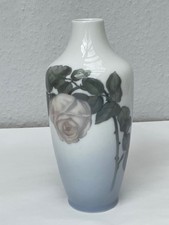Vase mit Rosenzweig von Royal