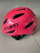 Fahrradhelm von GIRO in neon Pink
