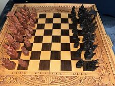 Handgeschnitztes Schachspiel Asiatische Götter- und Dämonenfiguren 