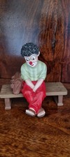 Gilde Clown sitzend mit Tasche