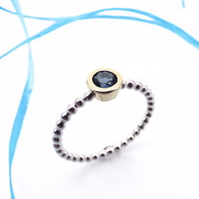Zarter Silberring mit London Blue Topas in Goldfassung – mystisch und elegant