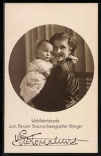 AK Herzogin Victoria Luise zu Braunschweig und Lüneburg hält ihren Sohn im Arm 