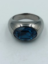 Silberfarbener Ring mit großem dunkelblauem Stein