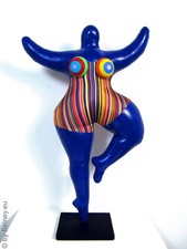 Blaue Nana-Figur mit Streifen