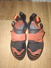 Kletterschuhe von „Black