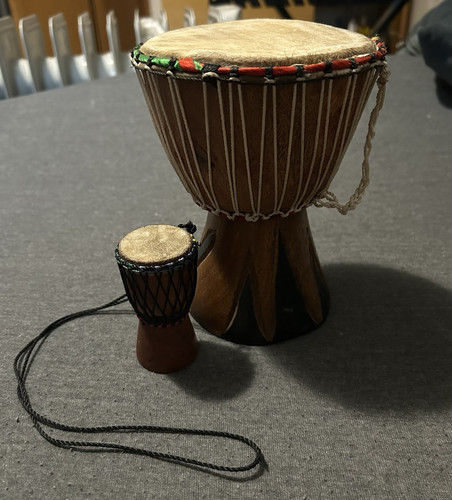 Djembe handtrommel aus holz - handtrommel,