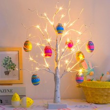 Osterbaum mit bunten Eiern und
