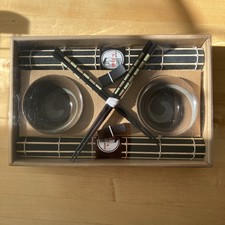 Sushi Set aus : 2 Platzsets , 2 Bambus Schalen , 4 Stäbchen,2 Halterungen