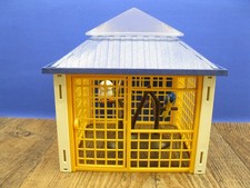 Voliere mit Papagei & Eule aus