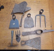 Alte Gartenwerkzeuge, antike Bauerngeräte Vintage rostig, Hacke , Pflug