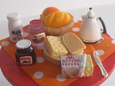 13 T. gedeckt.Tisch Brötchen