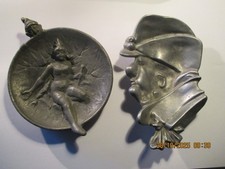 2 äußerst witzige Aschenbecher für Sammler lustiger Dinge , aus Alu  und Zinn