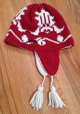 Kuschelige Eisbär Mütze im Norwegerstil mit Ohrenklappen in rot-weiß
