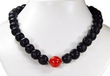 Schöne Kette aus Lava-Steinen