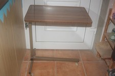 Pflegetisch mehrfach verstellbar, in Holzoptik, bei Nichtgebrauch zu verstauen