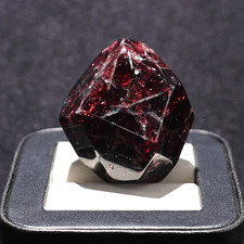 Granat-Dodekaeder - Ein