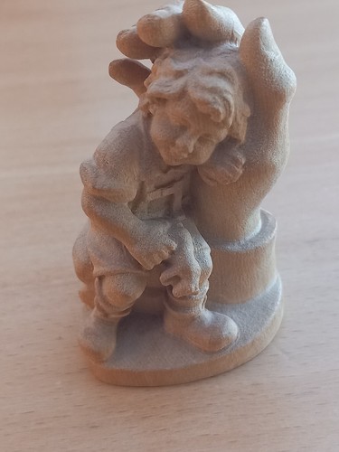 Kleine geschnitzte holzfigur - geschnitzte,