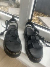 ☀️ Dr. Martens Sandale