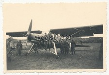 Foto Soldaten der Wehrmacht am Fieseler Storch Fi 156 Flugzeug an der Ostfront