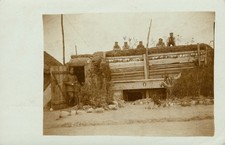 Soldaten vor einem Unterstand, Foto-Feldpostkarte, Rußland 1917