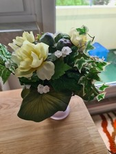 Kunstblumen im Topf sehr dekorativ