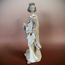 AsienLifeStyle Chinesische Hofdame Porzellan Figur China Skulptur Blumenschmuck