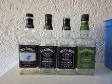 4 leere Jack Daniels Flaschen
