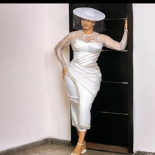 Exquisites kurzes Brautkleid, Spitze & Perlen,  knielang, Satin,  langen Ärmeln.