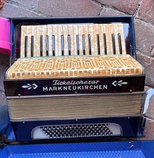 Akkordeon „Fickelscherer – Markneukirchen“ mit 85 Bassknöpfen + Originalkoffer