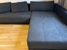 Graues Sofa mit Schlaffunktion