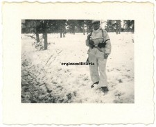 Orig. Foto Soldat mit Schneehemd Winter Tarn Uniform und Handgranate