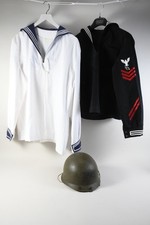 C26N28- 3x Militaria: Stahlhelm US Marine Jacke Matrosen Hemd