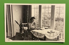 1810/Altes Foto Schöne junge Frau liest ein Brief Format 13,5x8,8 cm