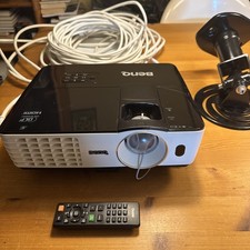 BenQ TH681 DLP Projektor Mit Halterung Und Langen Kabeln