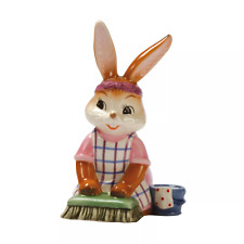 Goebel Ostern Osterhase beim Putzen
