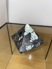 Schöne Smaragd Pyramide Heilstein Geschliffen In Matrix 160g