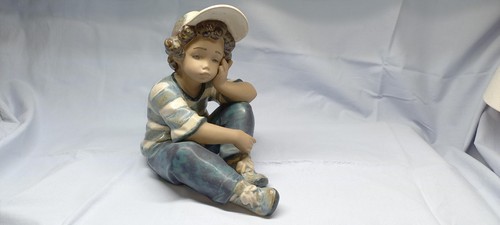 Lladro figur junge - junge, sitzend