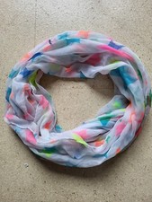 Loop- Schal, Grundfarbe weiß, mit neon-farbenen Sternen. 