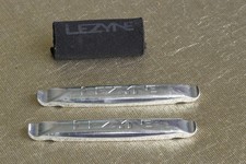 Rennrad Reifenheber von LEZYNE. Geschmiedetes Aluminium. Für die Trikottasche.