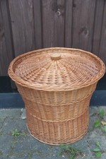 großer Weidenkorb mit Deckel