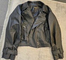 Schwarze damen lederjacke mit - schwarze, damen-lederjacke
