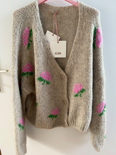Tolle strickjacke mit - strickjacke, blumen