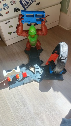 Hot wheels toxic - city, godzilla