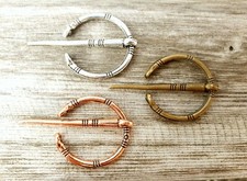 Fibel Anstecker Gewandspange Messing Silber Mode Schmuck K18.14 Lederband