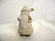 Weihnachtsmann aus cremefarbener Keramik