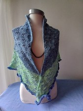 Handgestricktes dreiecktuch - handgestricktes,